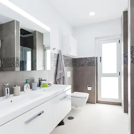 Independent With An Immense Heated Pool! Villa
