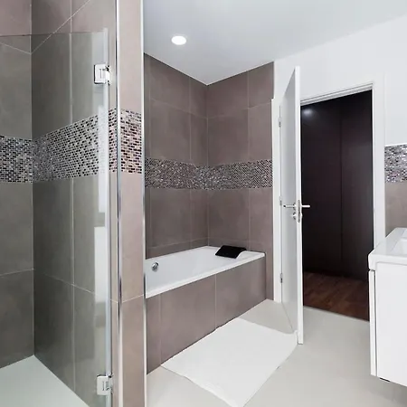 Villa Independent With An Immense Heated Pool!