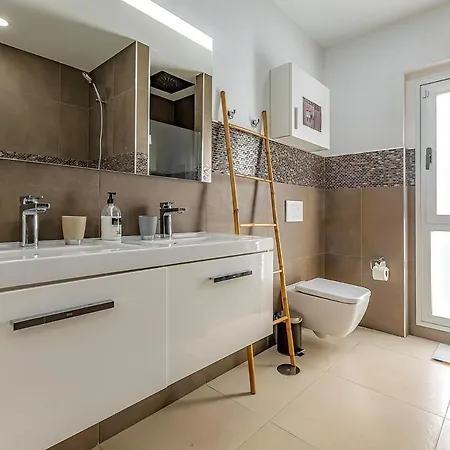 Villa Independent With An Immense Heated Pool!