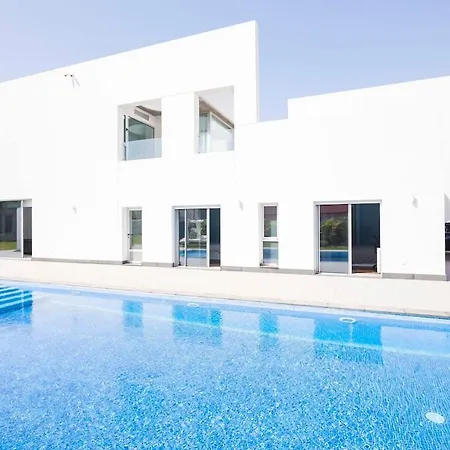 Independent With An Immense Heated Pool! Oroteanda Baja