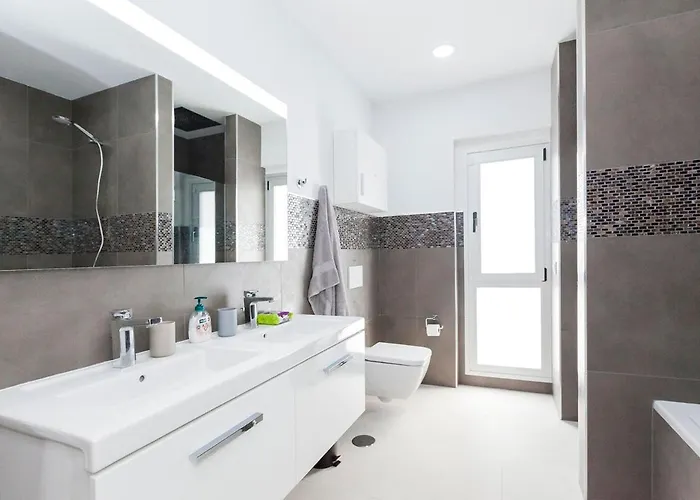 Independent With An Immense Heated Pool! 빌라
